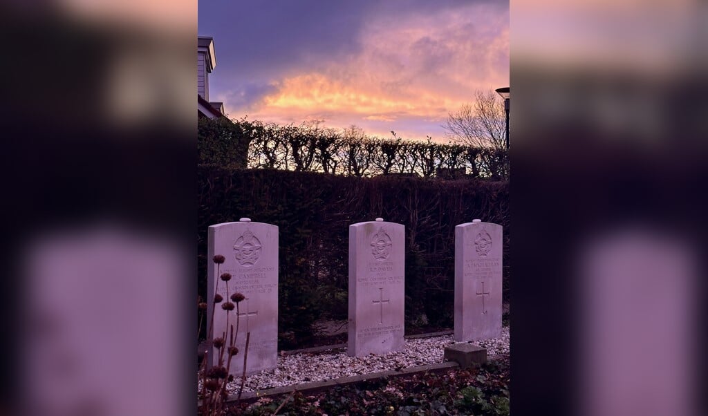 De drie graven van de vliegeniers die zijn neergestort en verongelukt bij Westendorp. Foto: Freek Wolsink