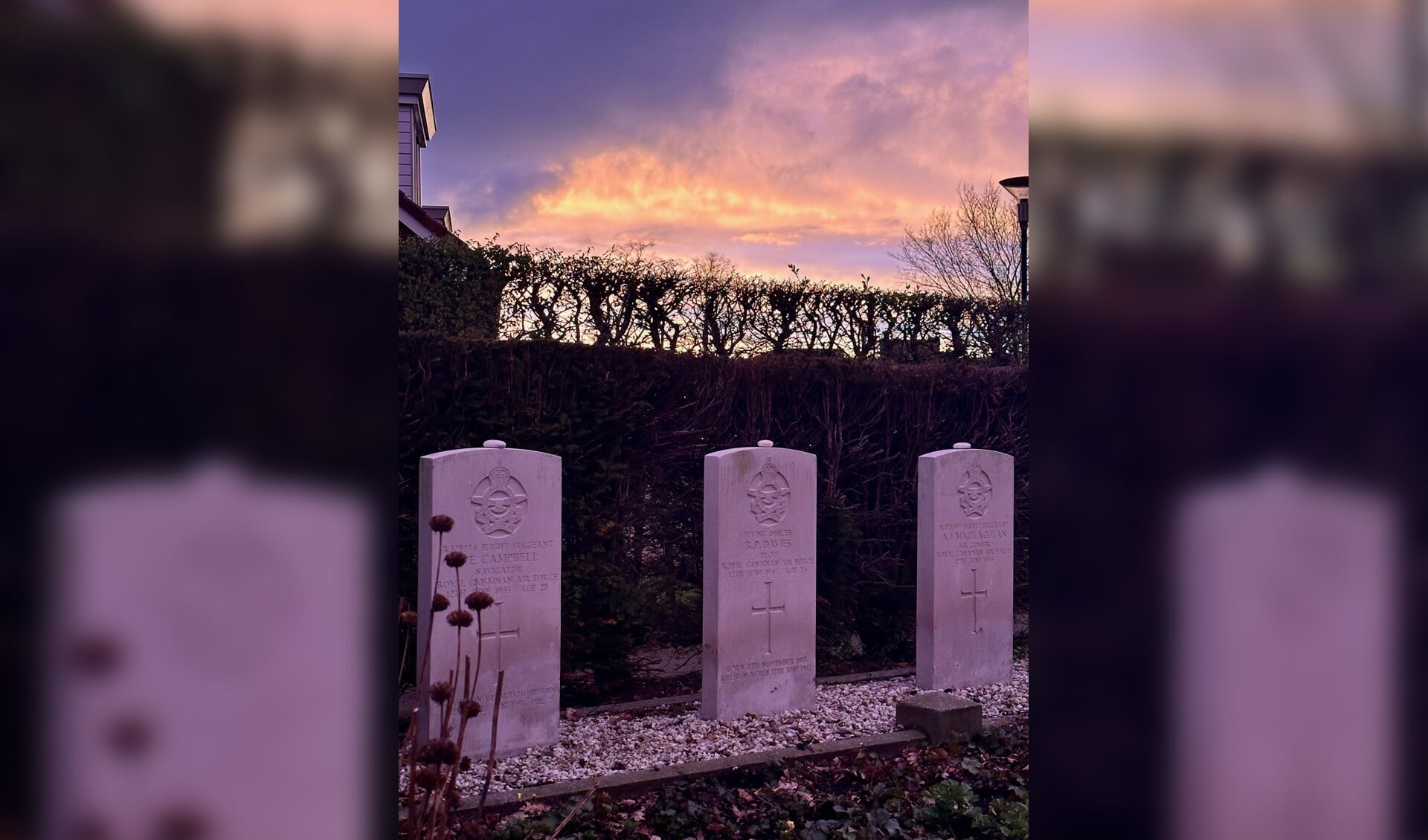 De drie graven van de vliegeniers die zijn neergestort en verongelukt bij Westendorp. Foto: Freek Wolsink