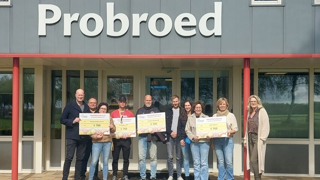 Afgevaardigden van LEEFF Beltrum, Feestvereniging Zwolle en Out-Door Winterswijk met de cheques. Foto: Probroed & Sloot