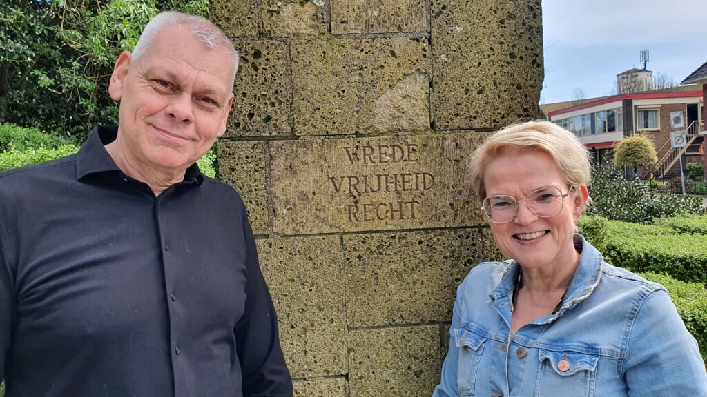 Jos Taken en Anne-Marie Wassink bij het oorlogsmonument in Lichtenvoorde. Foto: Henri Walterbos
