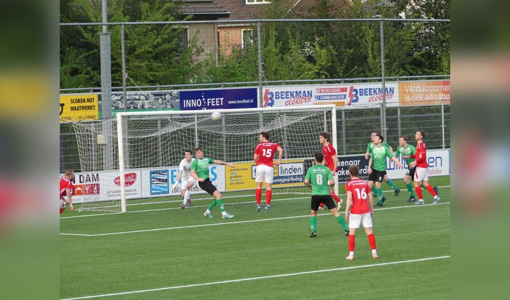 De bal gaat uit een hoekschop over iedereen heen, behalve bij de uiterst rechts staande Joost Rasing die de 0-1 binnen knikt. Foto: PR