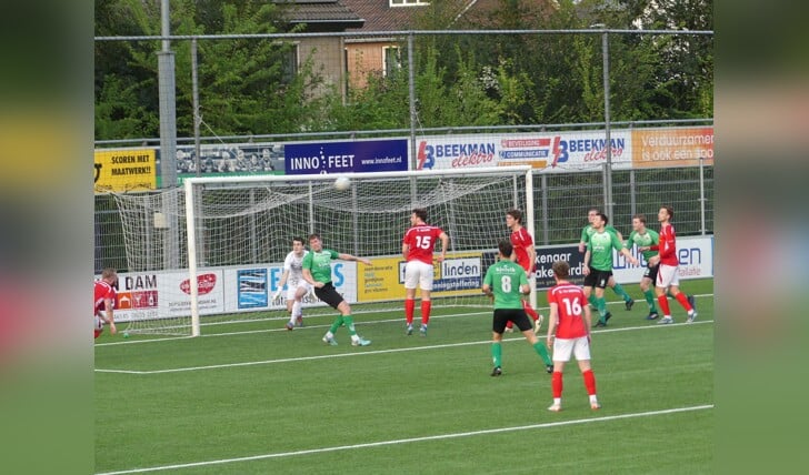 De bal gaat uit een hoekschop over iedereen heen, behalve bij de uiterst rechts staande Joost Rasing die de 0-1 binnen knikt. Foto: PR