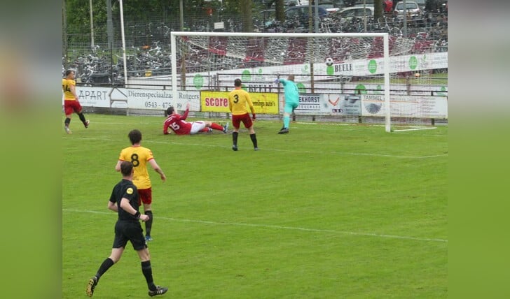 Benjamin Roters glijdt hier de tweede van zijn uiteindelijke hattrick binnen. Foto: PR