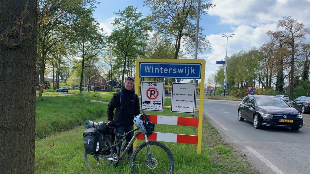 Na achttienhonderdenvijftien kilometer fietsen is Bas in Winterswijk. Foto: Eigen foto