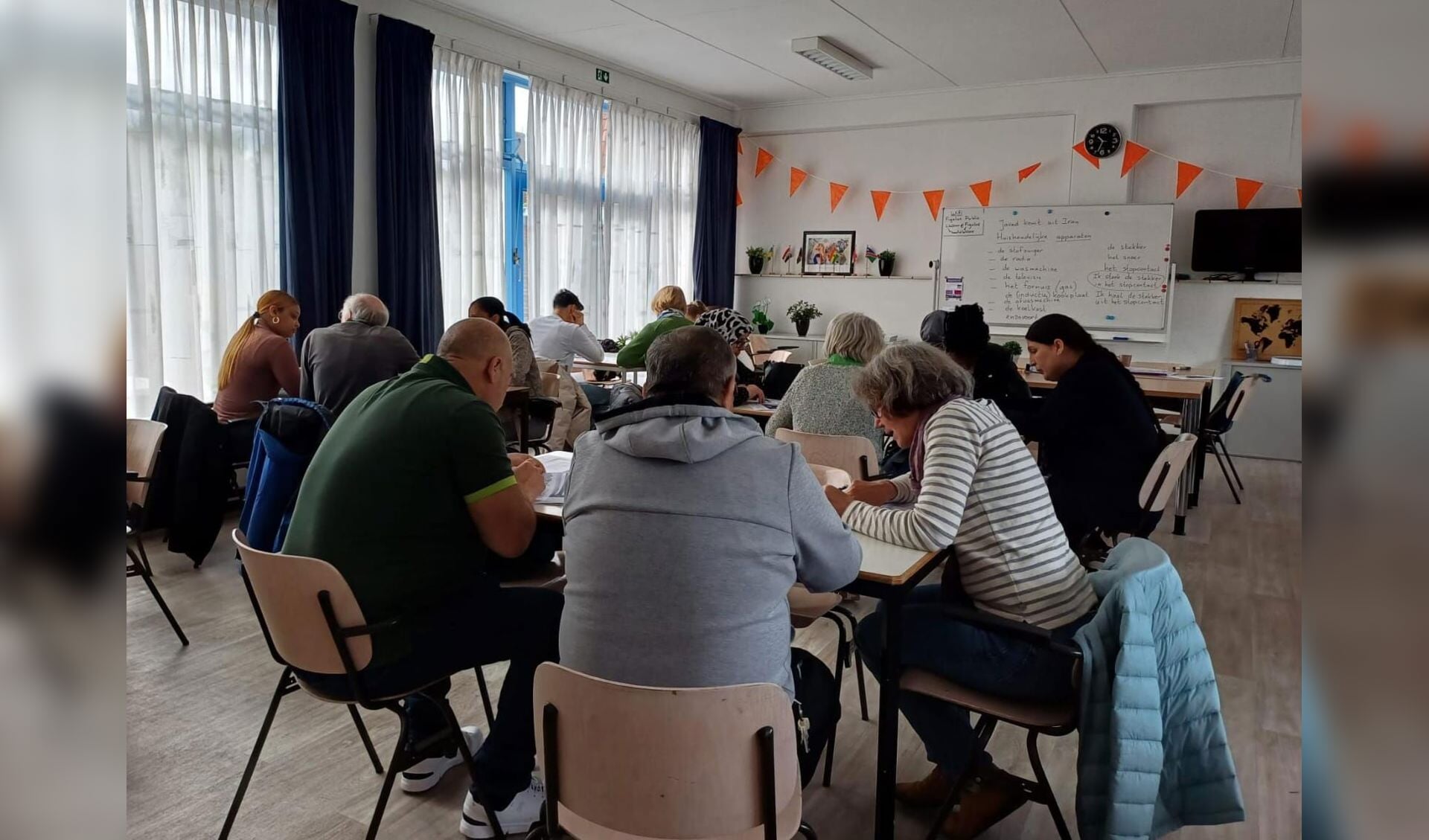 Druk bezig met Nederlands leren in het Taalcafé.