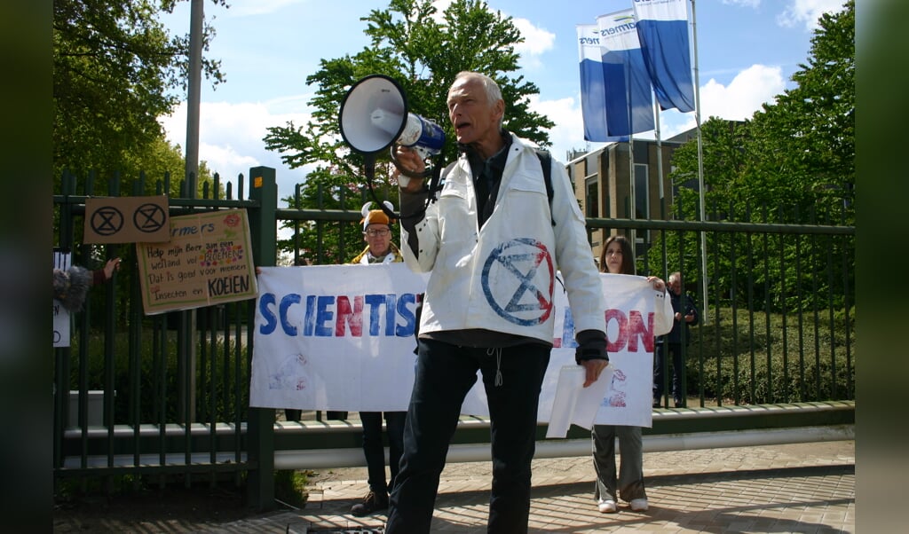 Rutger Schilpzand van Extinction Rebellion spreekt demonstranten toe voor het hoofdkantoor van ForFarmers in Lochem. Foto's: Guus Helle 