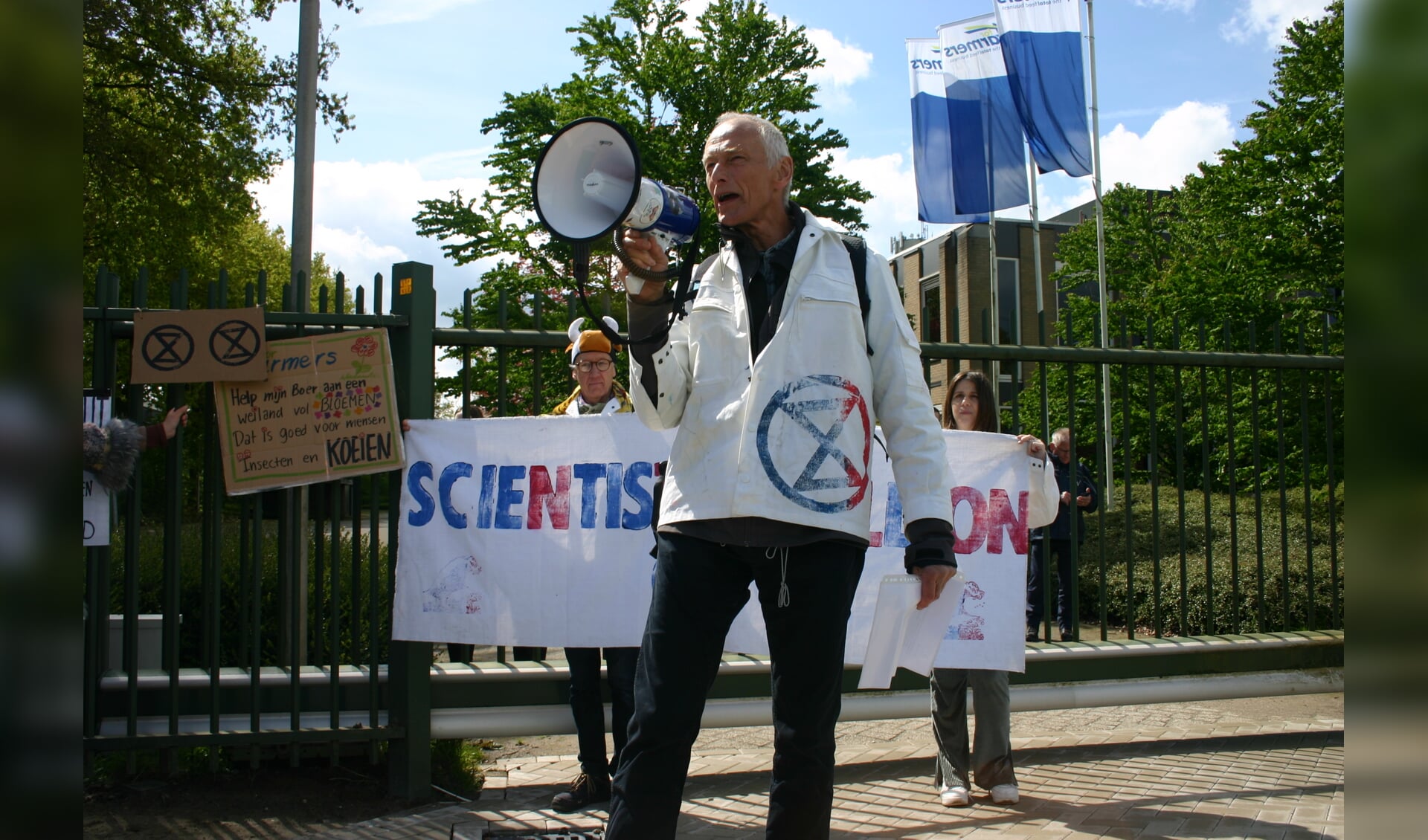 Rutger Schilpzand van Extinction Rebellion spreekt demonstranten toe voor het hoofdkantoor van ForFarmers in Lochem. Foto's: Guus Helle 