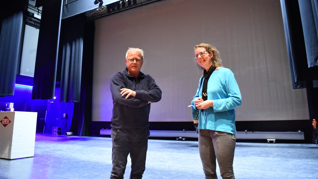 Voorzitter Martin Reijntjes en Sandra Gosseling van Werkgroep Onbeperkt Meedoen. Foto: Roel Kleinpenning.