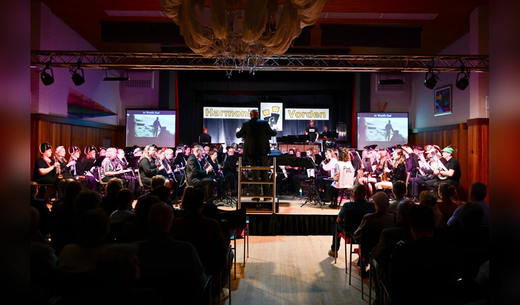 Harmonie Vorden tijdens het voorjaarsconcert, met als thema filmmuziek. Foto: Achterhoekfoto.nl/Paul Harmelink