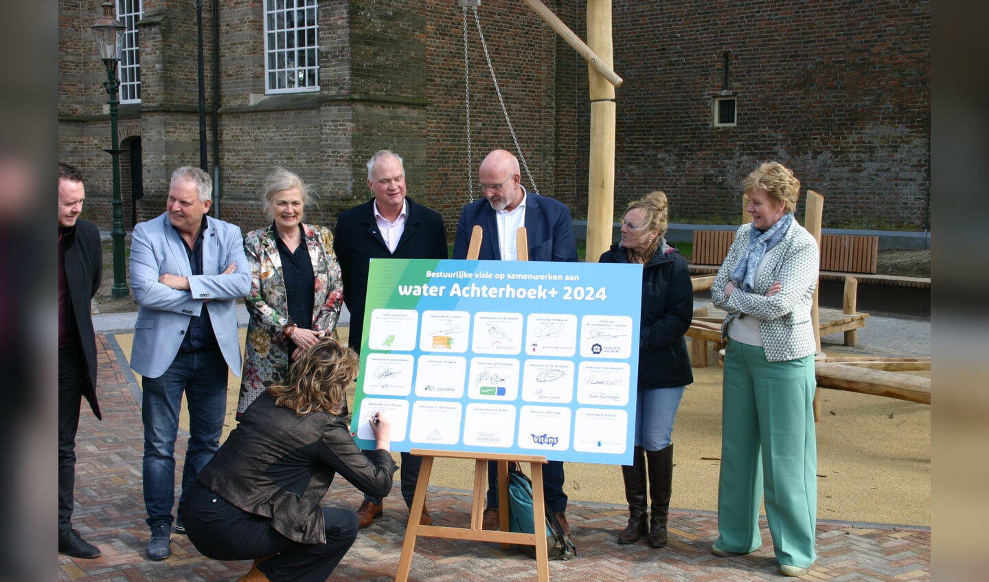 Sylvia Fleuren, wethouder in Winterswijk, ondertekend de bestuurlijke visie op het marktplein in Steenderen. Foto: Guus Helle
