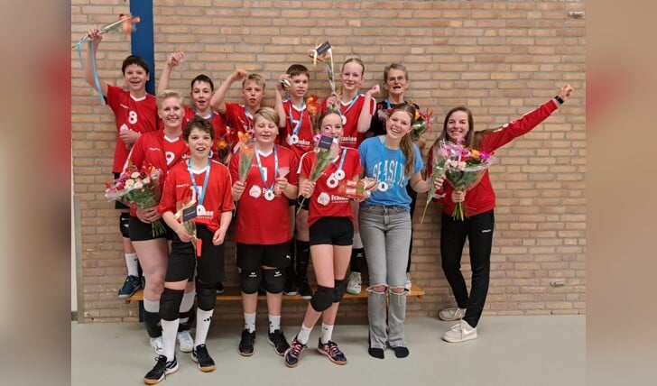 Het kampioensteam JC van volleybalvereniging WIK werden gehuldigd met bloemen en een medaille. Foto: WIK