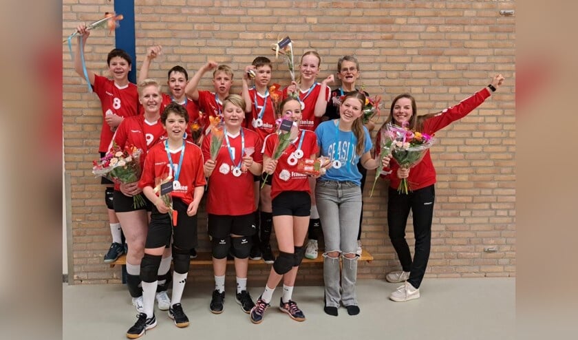 Het kampioensteam JC van volleybalvereniging WIK werden gehuldigd met bloemen en een medaille. Foto: WIK