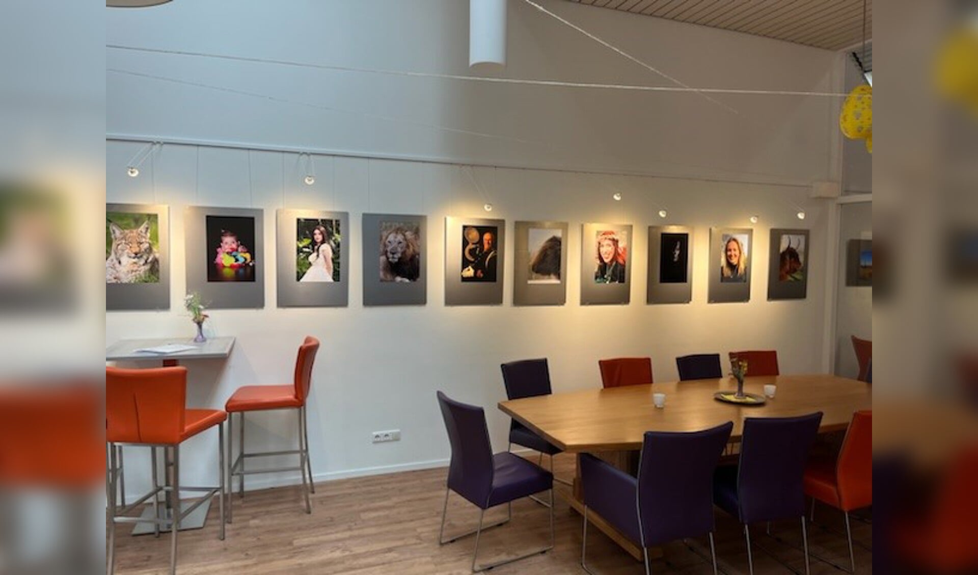 De expositie beslaat 24 foto s, die allemaal in door de club zelf ontworpen lijsten zijn opgehangen. Foto: PR