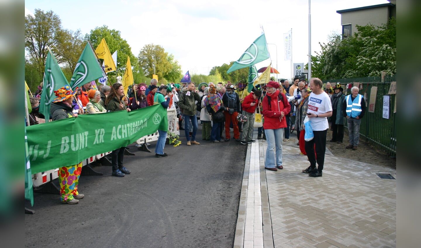 Demonstranten van Extinction Rebellion voor het hoofdkantoor van ForFarmers in Lochem. 