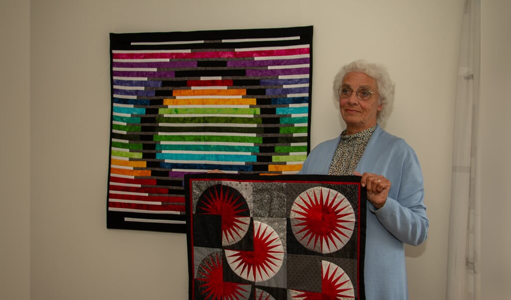 Ada van den Brink-Kalteren met twee van haar quilts die tijdens de Kunst4daagse te bezichtigen zijn. Foto: Liesbeth Spaansen