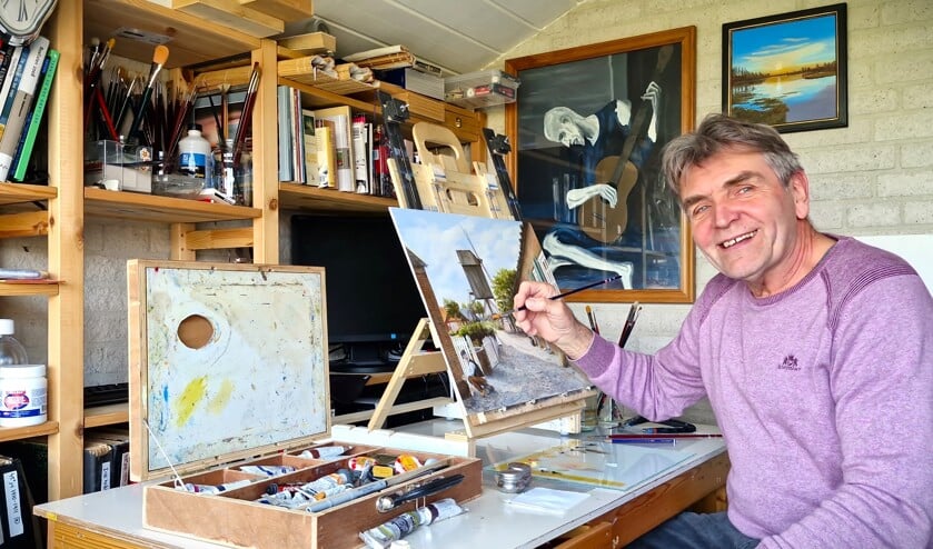 Martin Harbers aan het werk in zijn atelier.