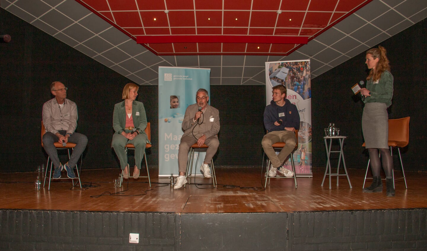 Het panel die de discussie over de 'blue zone' aanging: Rien Scholten,  Kelly Rijswijk, Evert Blaauw en Ole Bakker (v.l.n.r.) met dagvoorzitter Pia van der Boom. Foto: Liesbeth Spaansen