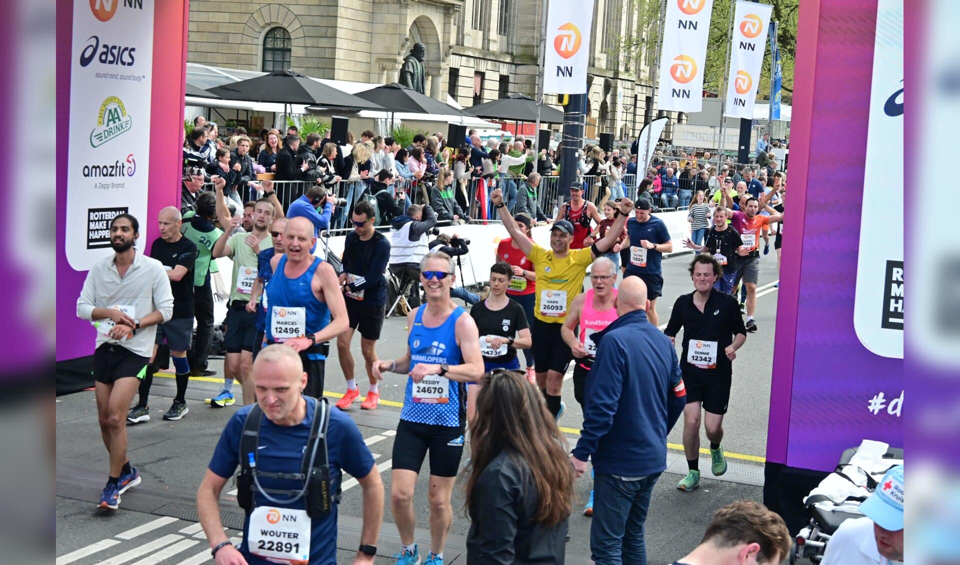 Hans te Lindert, midden met geel AVA shirt, bij de finish van de marathon van Rotterdam. Foto: PR