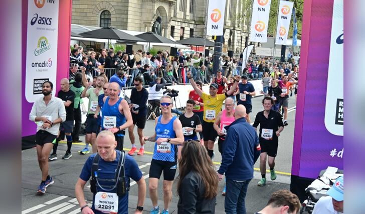 Hans te Lindert, midden met geel AVA shirt, bij de finish van de marathon van Rotterdam. Foto: PR