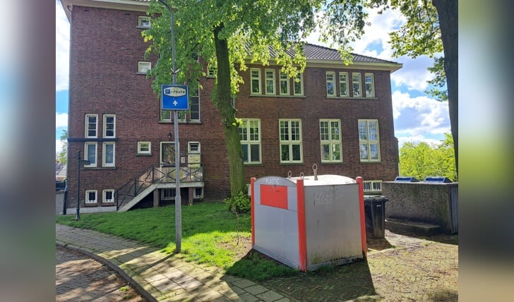 Dezen containers naast de historische stadsgracht zijn de VVD een doorn in het oog. Foto: Kyra Broshuis