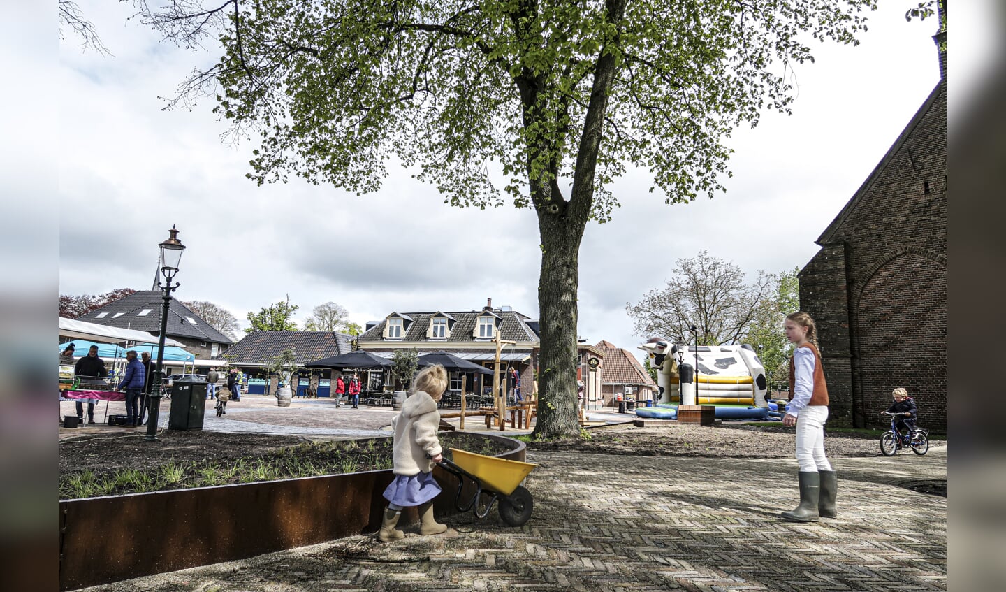 Het nieuwe dorpsplein heeft een groen karakter met een speelse bestrating. Foto: Luuk Stam