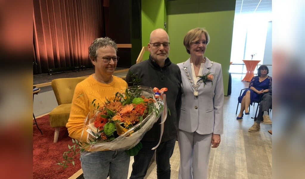 Ilona Hendriks met rechts haar man Hen en burgemeester Annette Bronsvoort van Oost Gelre. Foto: Jos Wessels