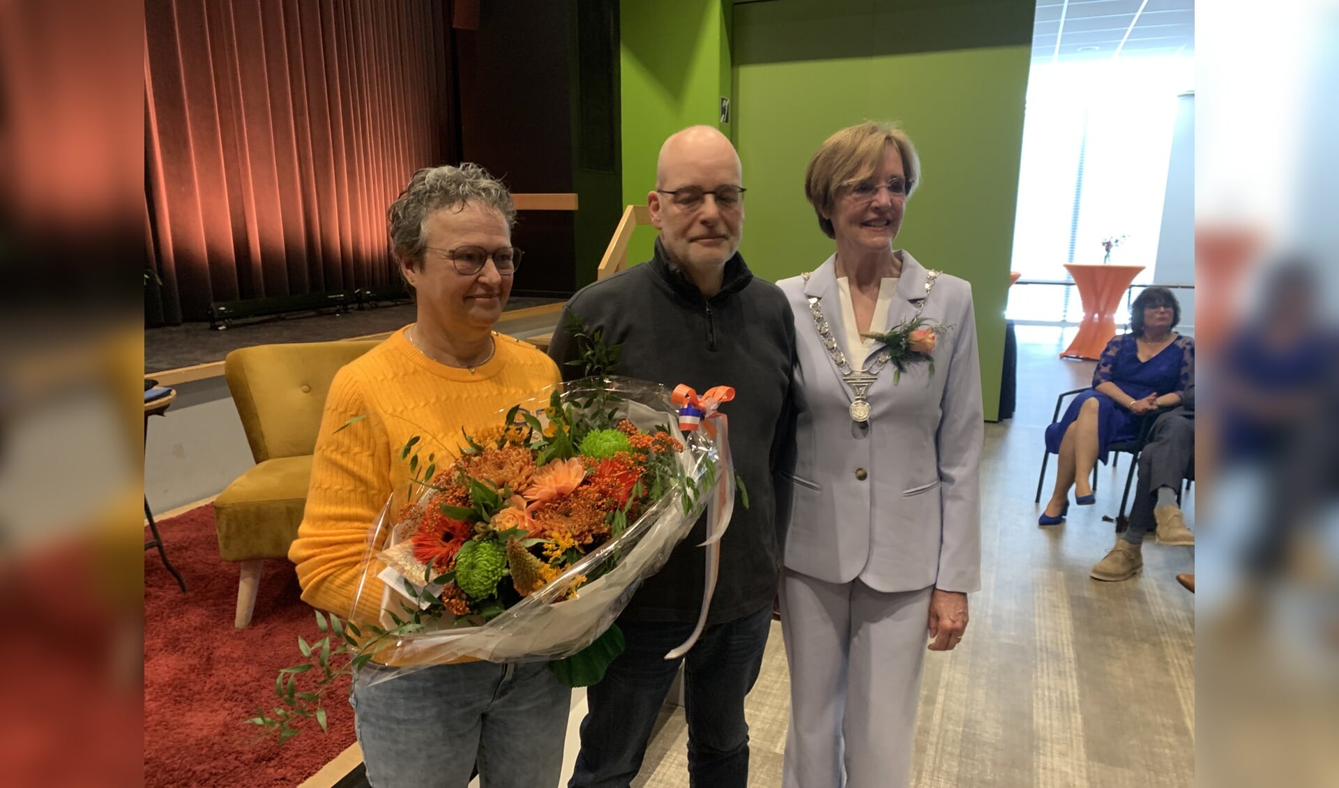 Ilona Hendriks met rechts haar man Hen en burgemeester Annette Bronsvoort van Oost Gelre. Foto: Jos Wessels