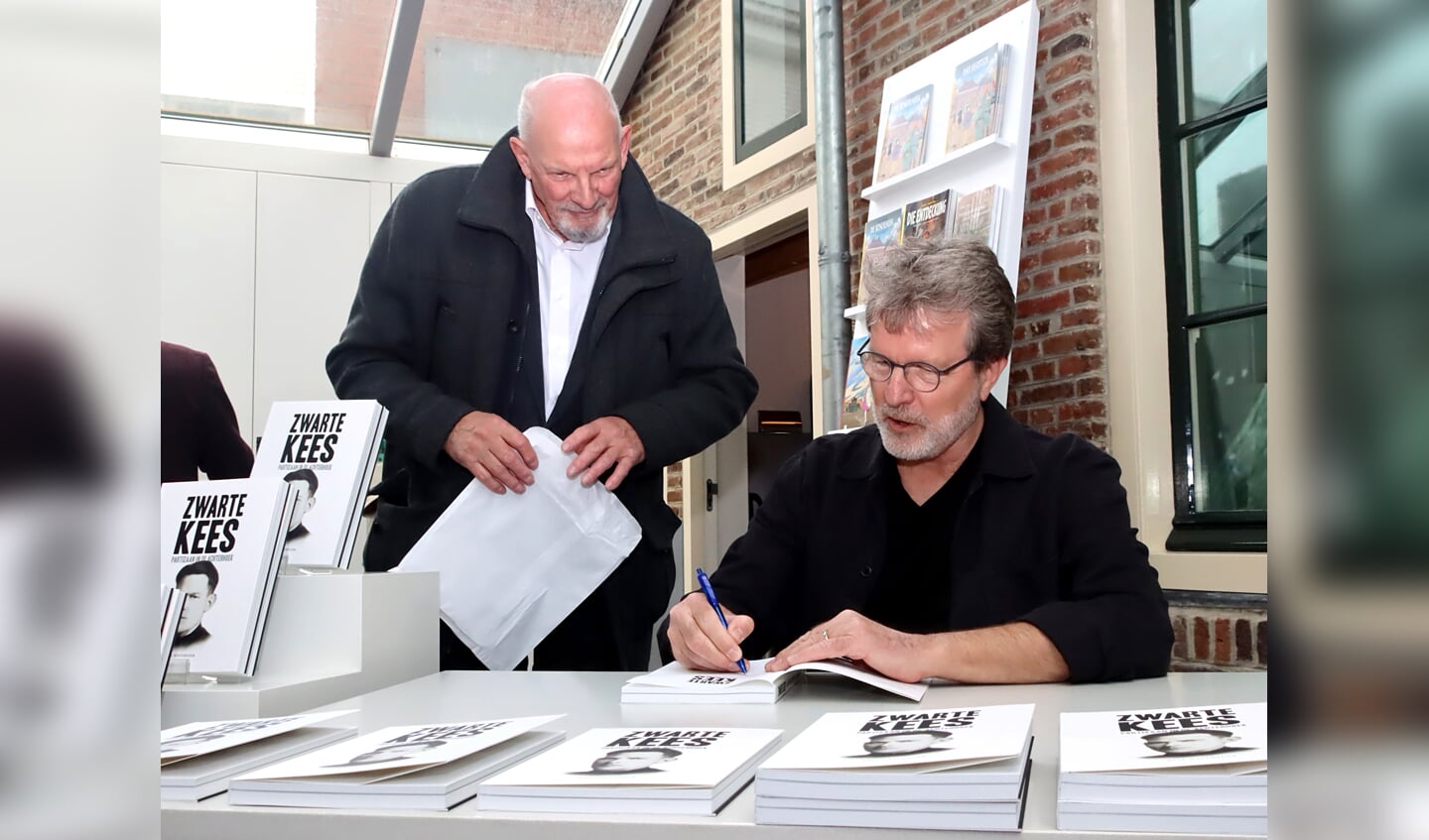 Signeren van het boek. Foto: Jan Oberink