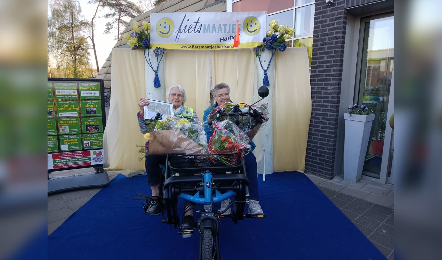 Gerda van Proosdij en Sientje Uenk hebben veel voorwerk verricht voor het project en werden daarom in de bloemen gezet. Foto: Rudi Hofman 