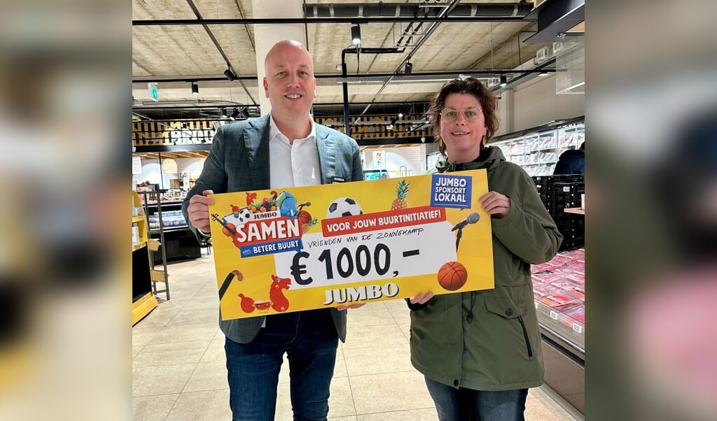 De vrienden van De Zonnekamp ontvangen van Bouke Hollak (l.) een cheque ter waarde van duizend euro. Foto: PR