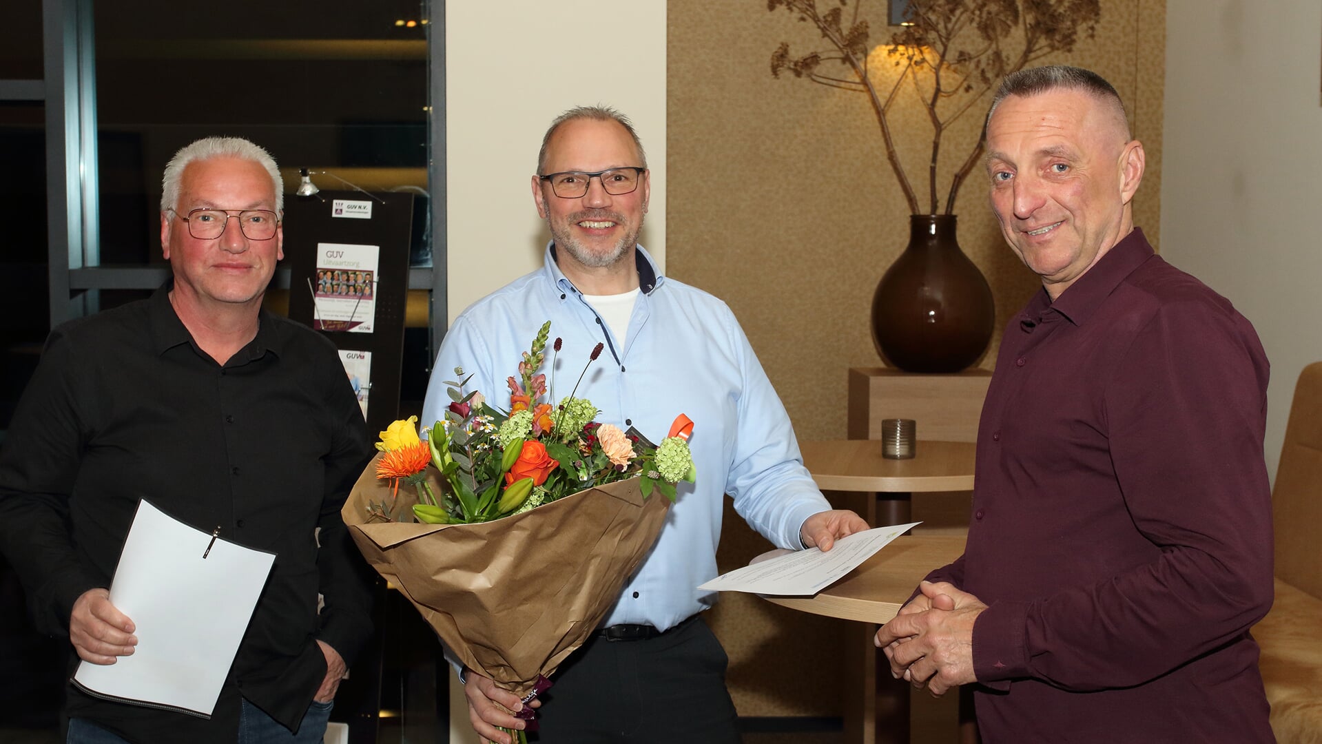 Nico Immink, Bert van Asselt en Freek van Arragon tekenen het nieuwe contract. Foto: N. Marcus