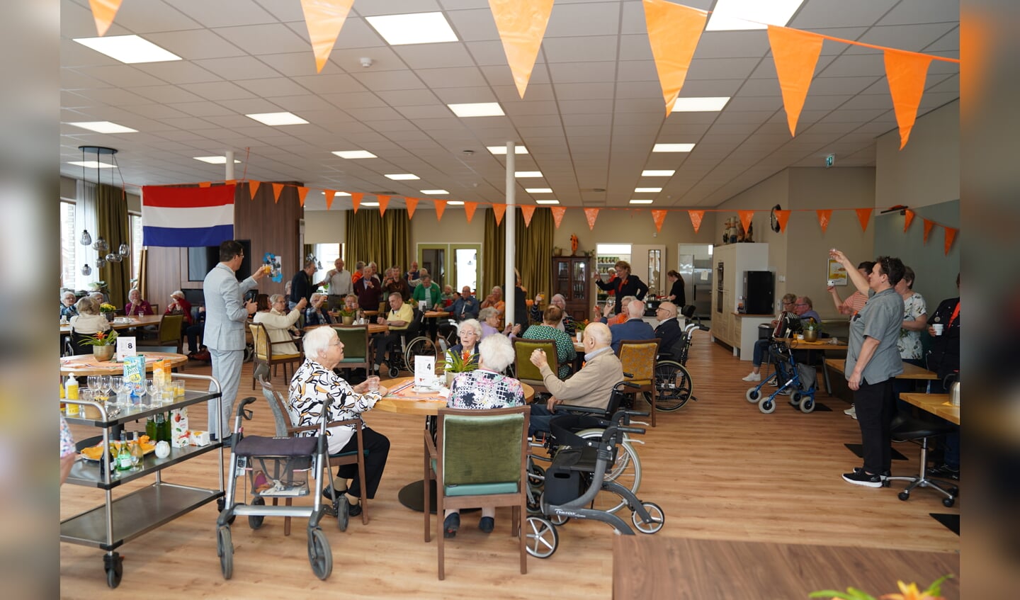 Traditioneel werd Koningsdag in Ruurlo ‘s morgens in de ontmoetingsruimte op het Bundelingpark. geopend met het uitbrengen van een toast door burgemeester Joost van Oostrum Foto: Wilma Arink.
