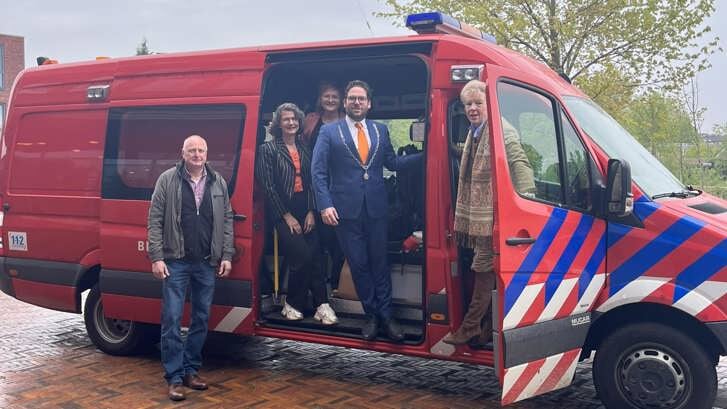 Burgemeester van 't Erve trok met een brandweerauto door de gemeente om lintjes uit te reiken. Foto's: gemeente Lochem