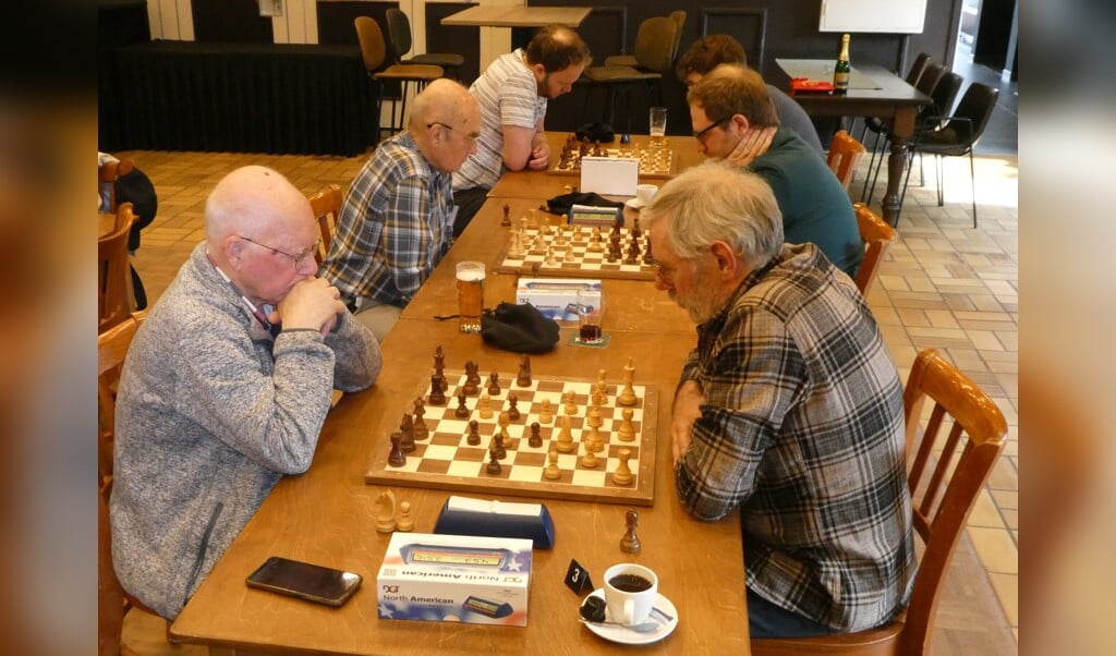 Joop van der Helm (r) was een van de acht schakers uit Fürstenau die zaterdag te gast waren in Ruurlo. Foto: Jan Hendriksen