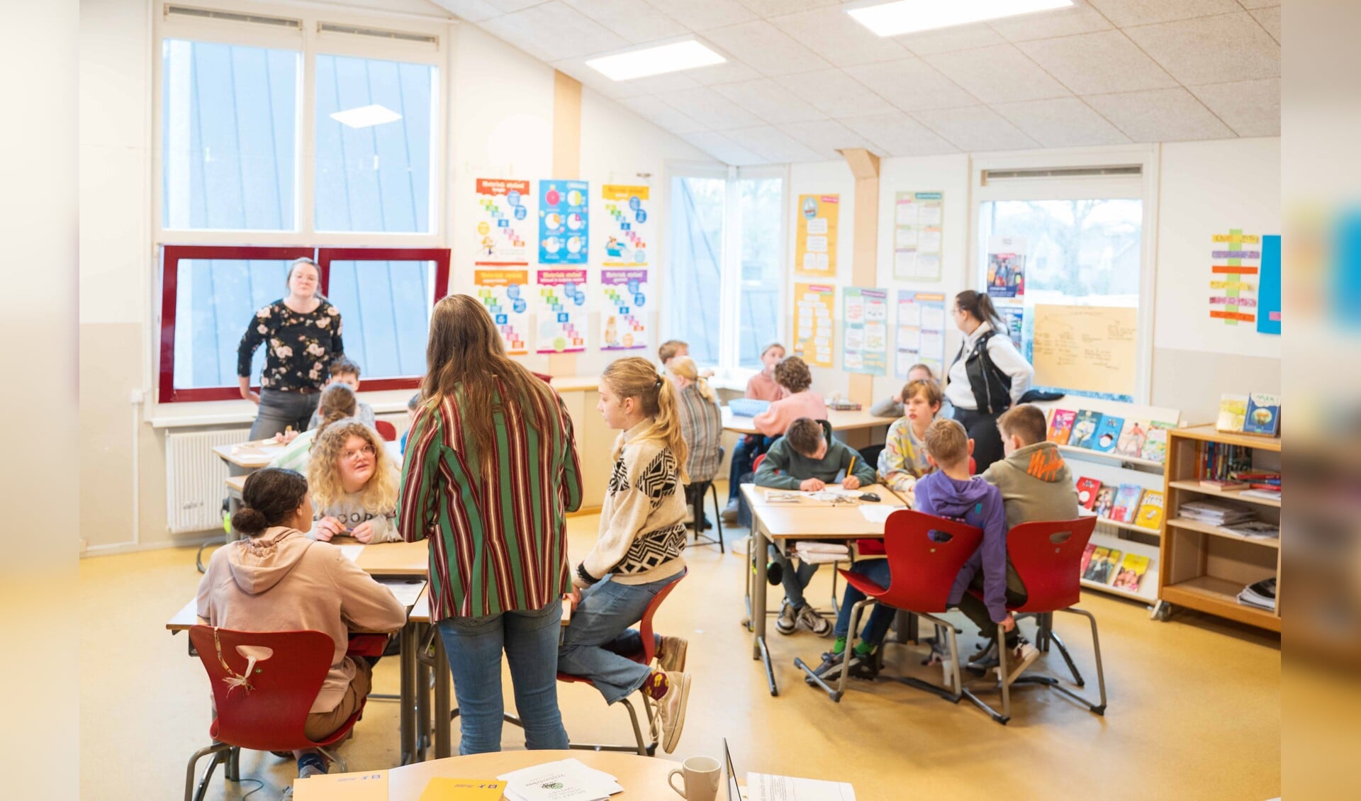 Wethouder Betsy Wormgoor in gesprek met leerlingen van basisschool De Keikamp in Geesteren over vrijheid en een veilige omgeving. Foto: Esmé de Vries