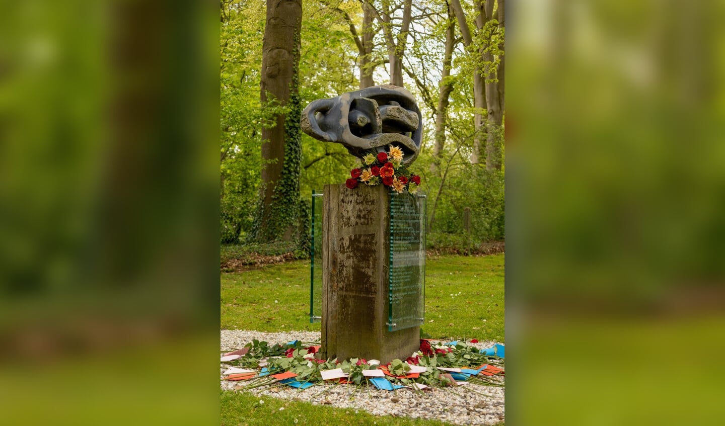 Het monument Vergeten Slachtoffers met de rozen en bloemen. Foto: Achterhoekfoto.nl / Annette van Bracht