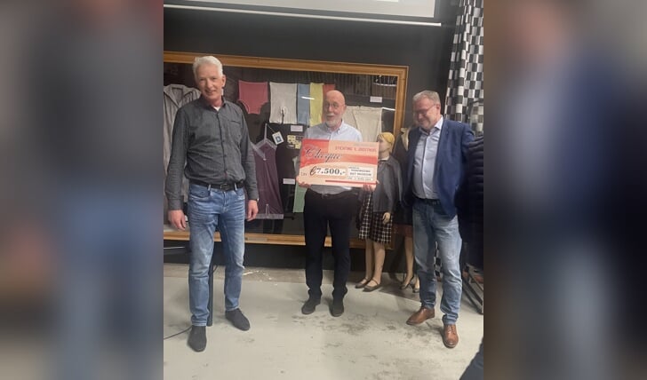 Harry Bakker (li.) en Eric Schreurs (re.) van 't Joosthuis overhandigen de cheque aan Hans Floor. voorzitter van Ver. Het Museum. Foto: PR