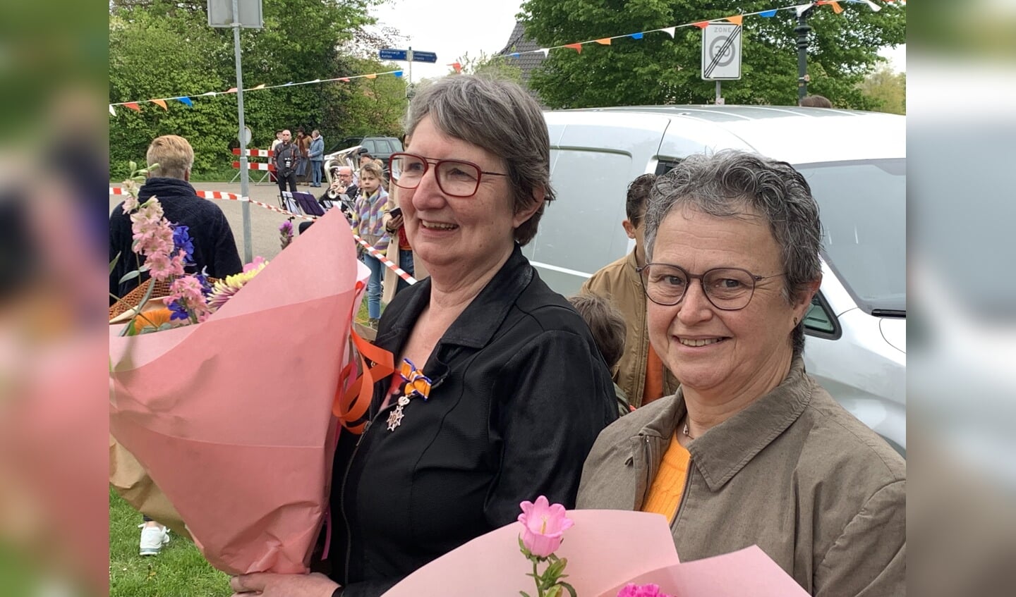  Irma Verwaaijen en Ilona Hendriks worden gehuldigd tijdens Koningsdag Bredevoort. Foto: Jos Wessels