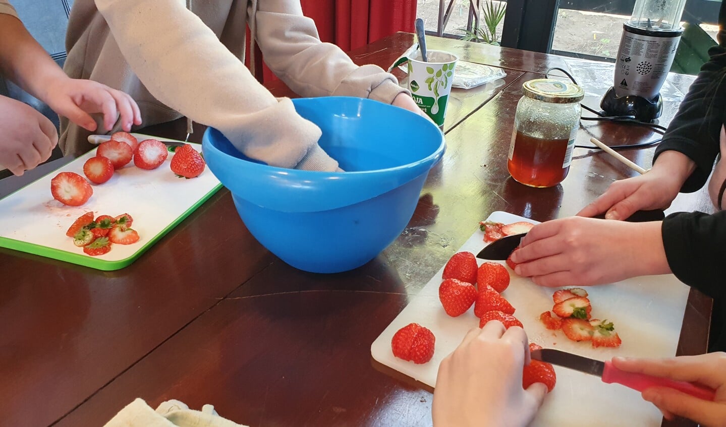 Samen koken is leuk. Deze aardbeien kwamen in een sushi fruitrolletje tijdens de kookworkshop in De Kei tijdens Koningsspelen 2024 van De Pannevogel. Foto: Alice Rouwhorst