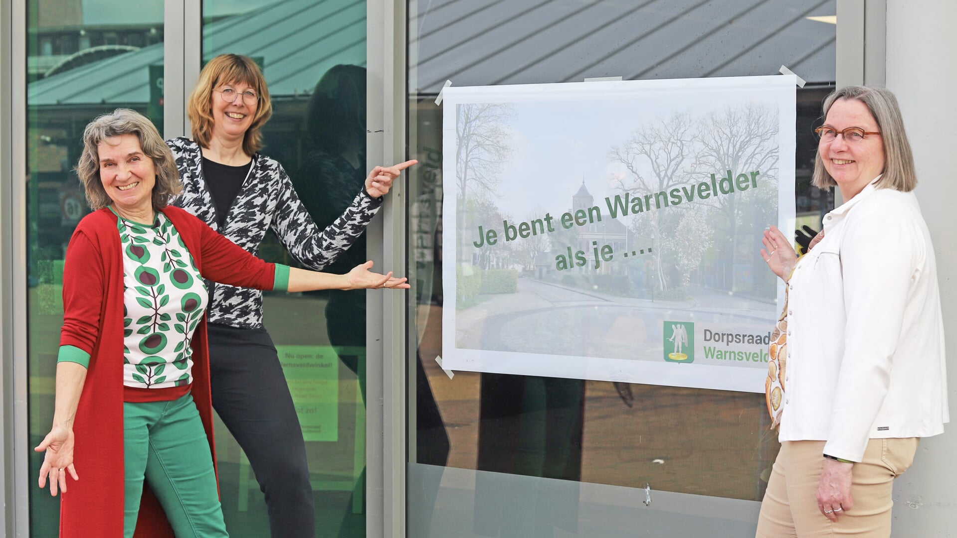 Marion van Arragon, Anja Kuiken en Jannie de Ruiter (vlnr) bij de ingang van de 'pop-up Warnsveldwinkel'. Foto: Sander Grootendorst