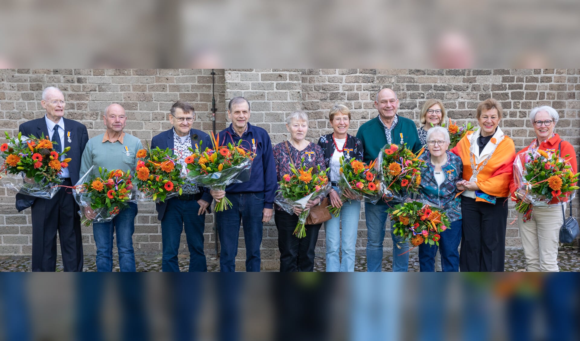 Lintjes regende het voor Wilhelm de Ruiter, Bennie Wieggers, Hendrikus Roes, Bennie Oldenhave, Ria Tijssen-Taken, Anja Menkveld-Wullink, Antoon Peters, Jopie Pera-Radstake, Gerritje Gal-Meulenbrugge en Carla Elschot-Leisink (v.l.n.r.). Deze bijzondere Bronckhorsters kregen allen van burgemeester Marja van der Tas (tweede van rechts) de koninklijke onderscheiding Lid in de Orde van Oranje-Nassau. Foto: Achterhoekfoto.nl / Hans van Kooten