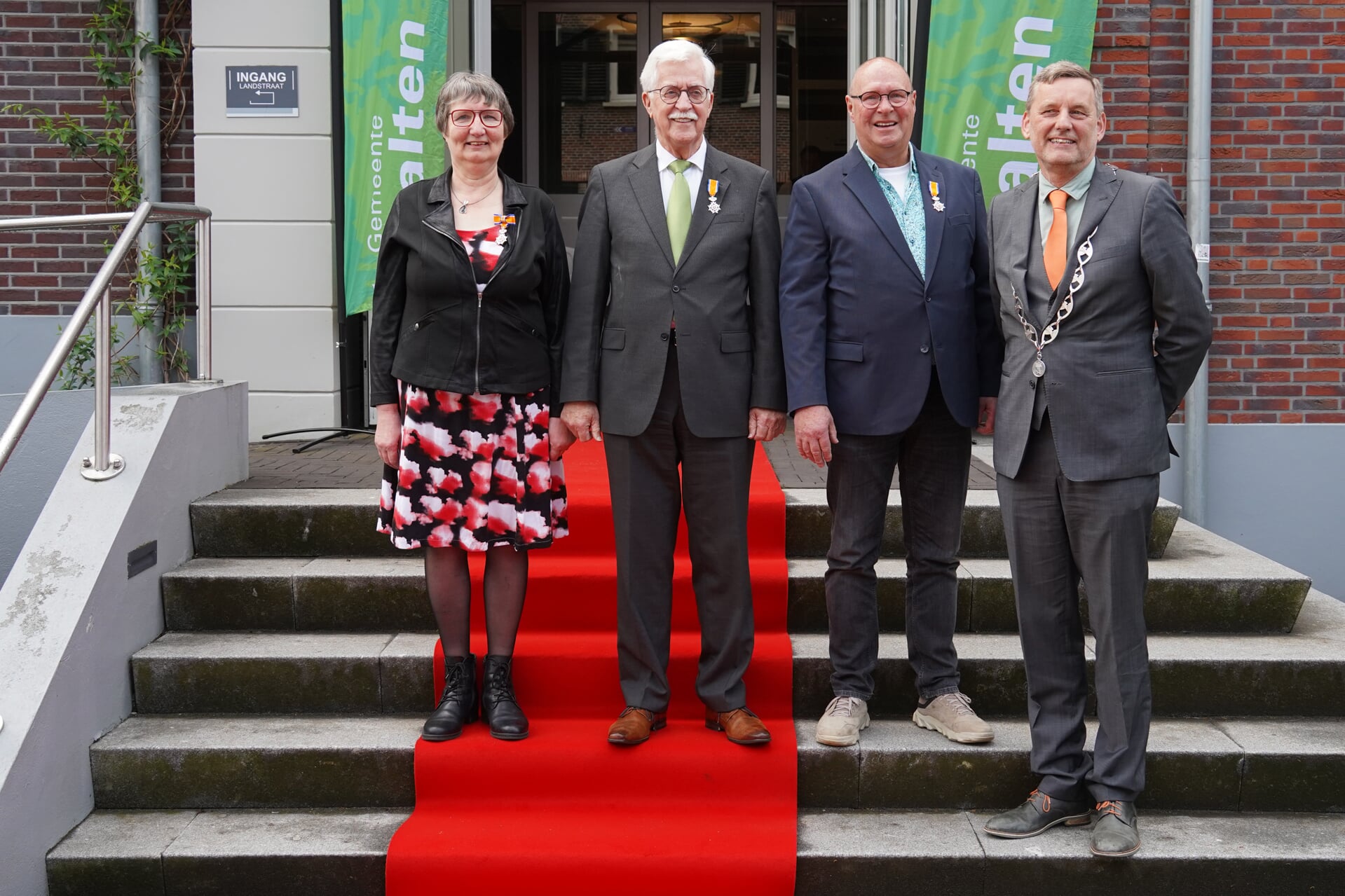 Vlnr: Irma Verwaaijen-Olijslager, Jan Baars, Wim Jansen en burgemeester Anton Stapelkamp. Foto: Frank Vinkenvleugel