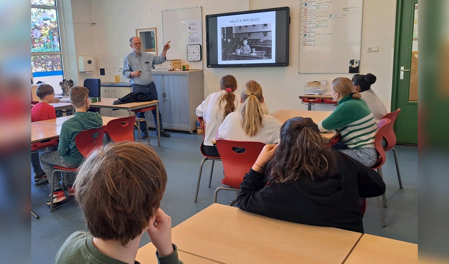 Tijdens een gastles op school vertelde Bert Smeenk de leerlingen over het Joodse leven in Eibergen en wat er zich in de oorlog afspeelde. Foto: Moniek Hummelink 