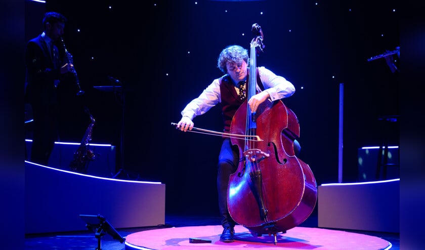 Domenic Seldis staat in theater De Storm. Foto: © Roy Beusker Fotografie