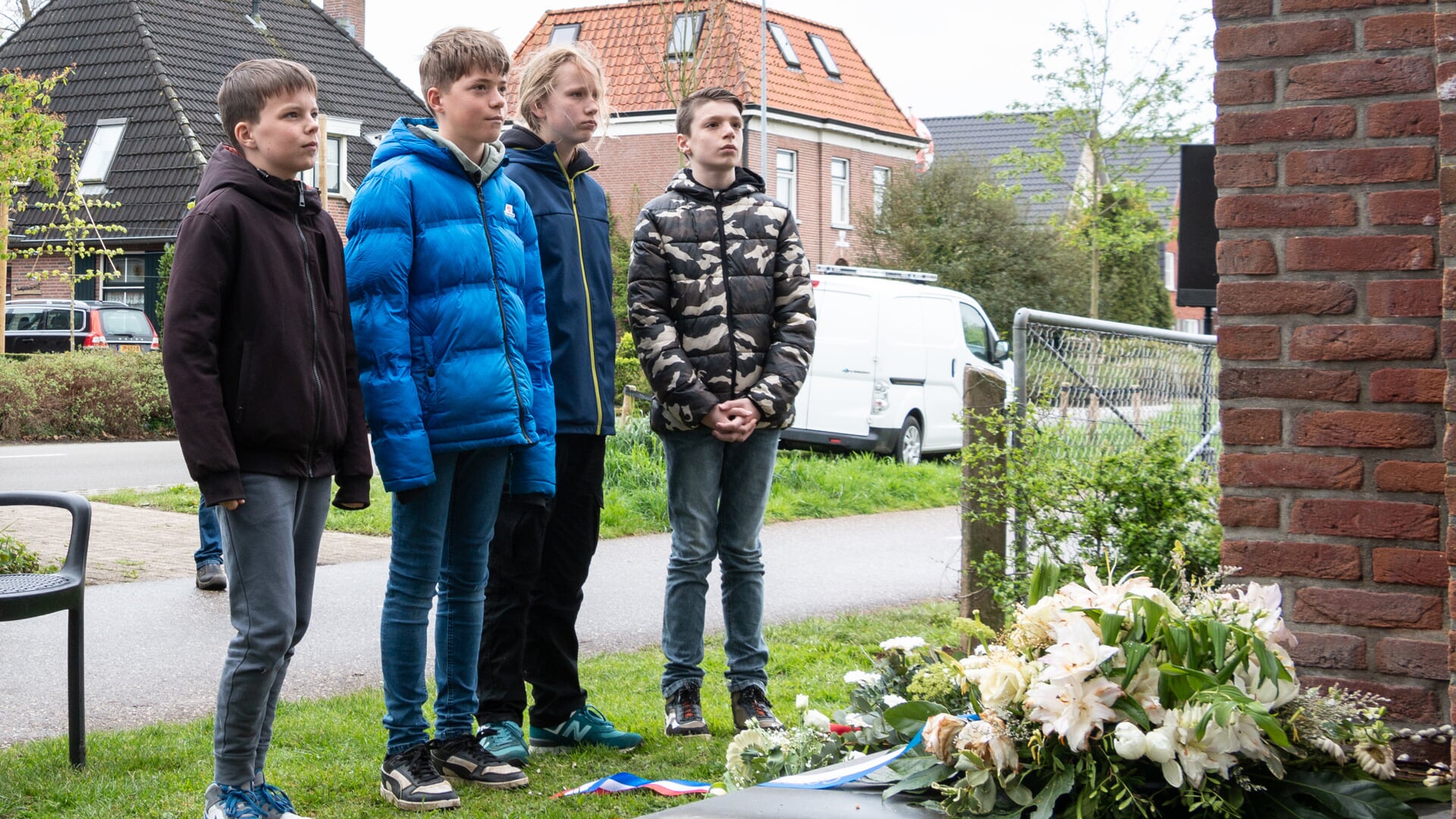 Leerlingen staan stil bij het monument. Foto: Henk Derksen