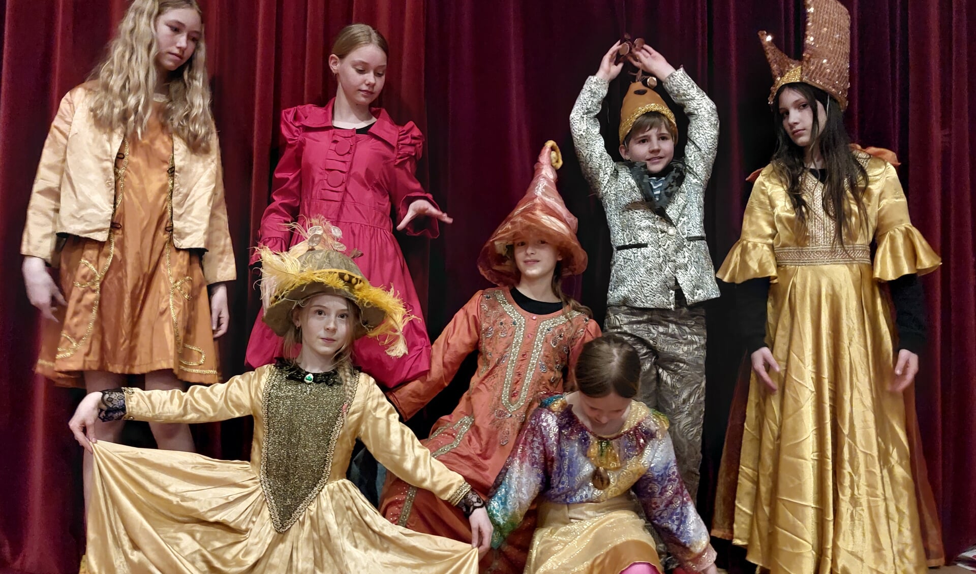 De jonge spelers van Zjuust brengen de voorstelling tot leven met betoverende kostuums. Foto: Femke Dekker