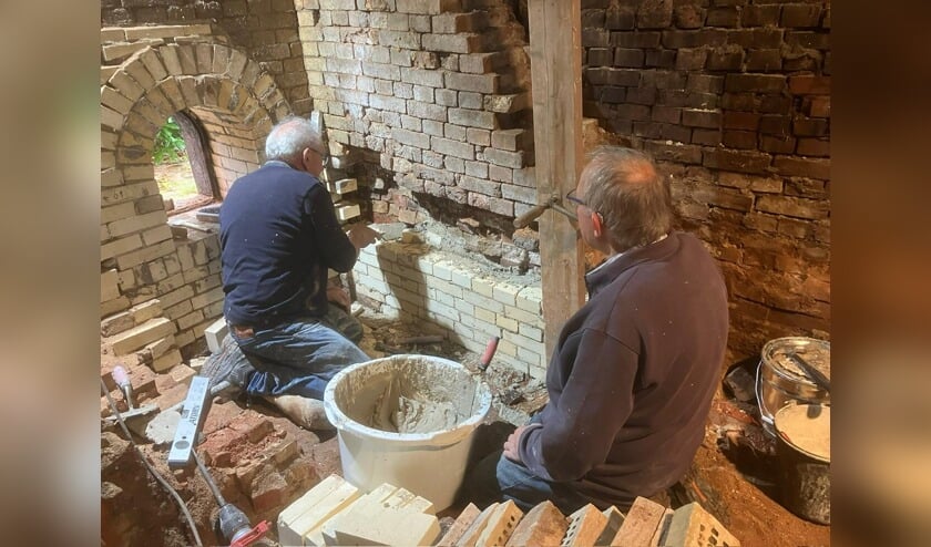 De vakbekwame vrijwilligers van de Stoomhoutzagerij zijn druk bezig met de restauratie. Foto: Jan Scharenborg 