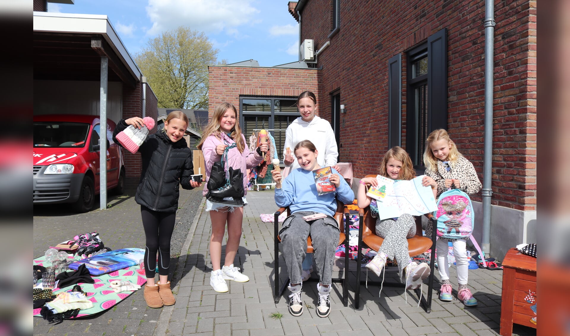 Met ijsjes in de hand was de verkoop voor deze kinderen al een succes. Foto: Arjen Dieperink
