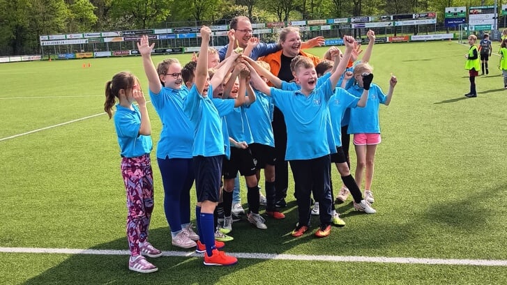 Vrolijke kinderen van groep 6 van De Fontein, die ook kampioen zijn geworden. Foto: PR