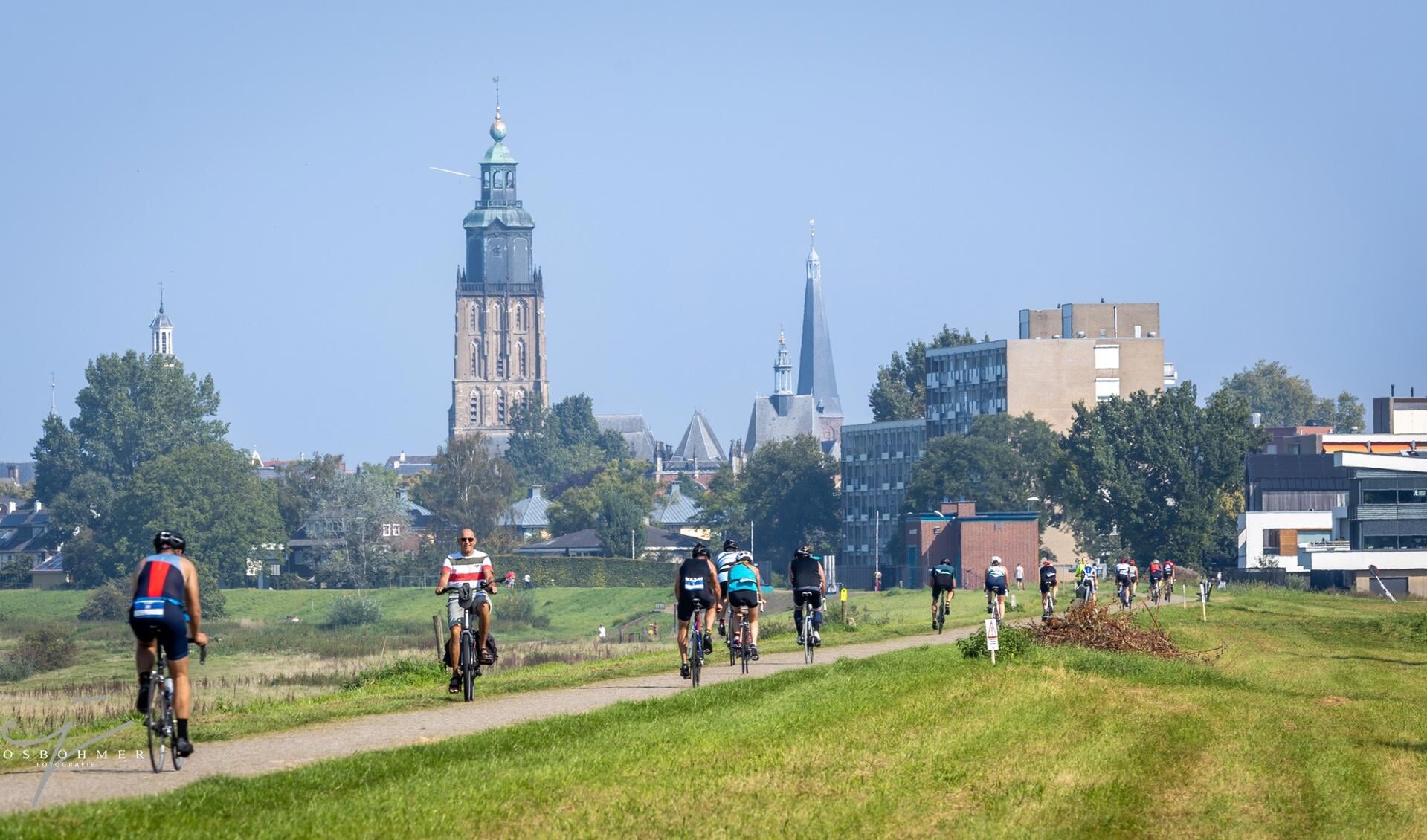 Deelnemers fietsen langs de IJssel op weg naar de binnenstad. Foto: Jos Böhmer